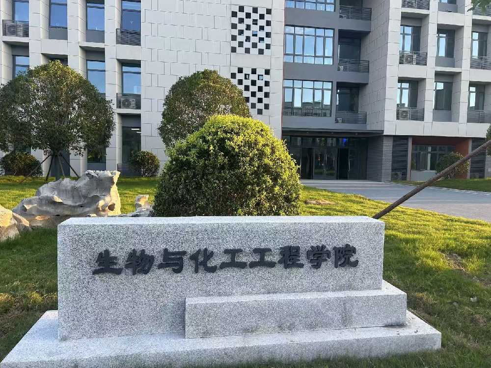 让胡路区扬州职业大学体育场高杆灯项目